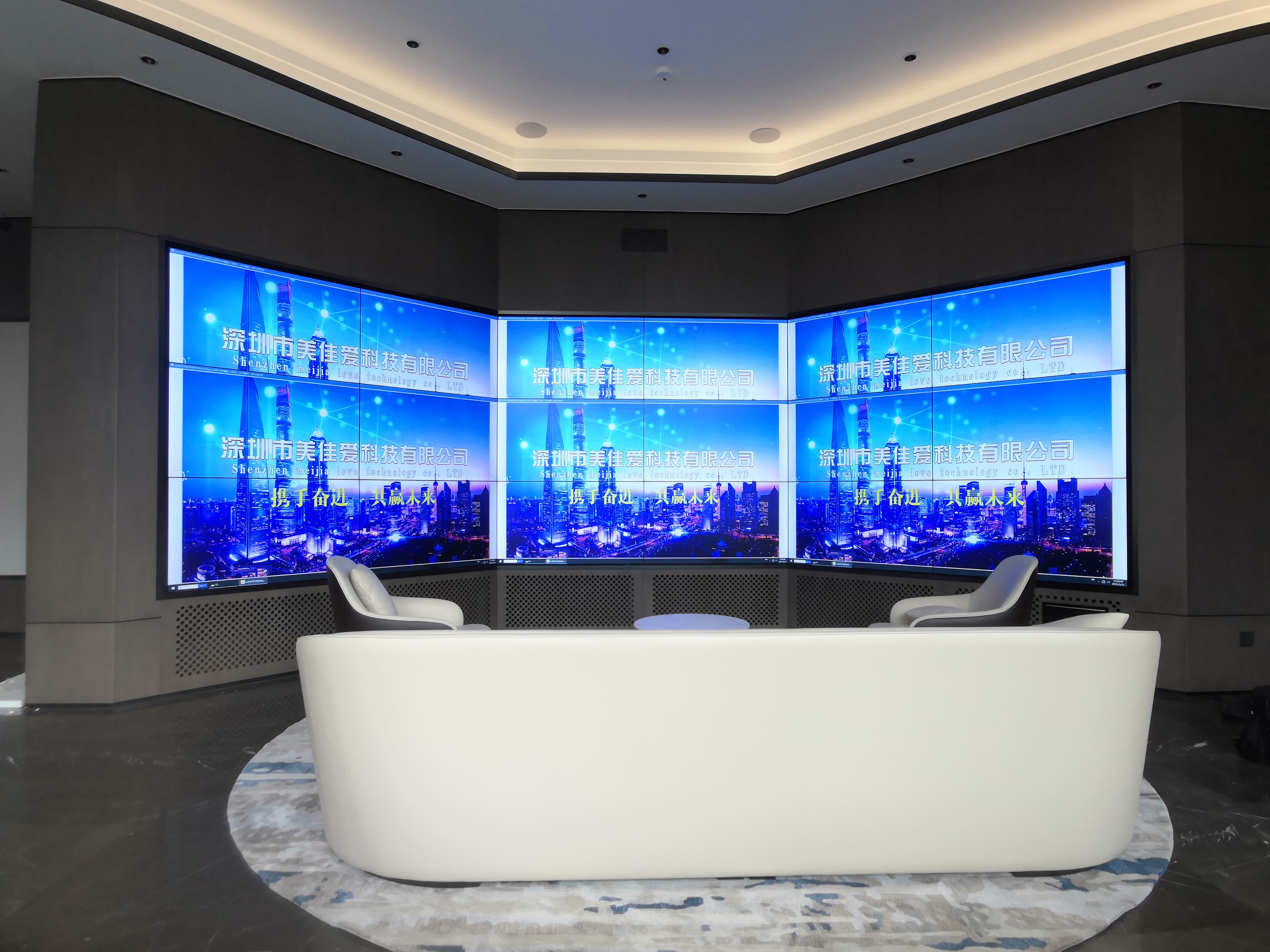 “無線投屏 vs HDMI接線：10人會議切換演示，哪種方式更讓老板崩潰？”